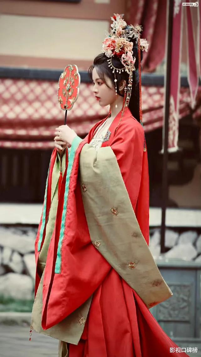 杨超越|杨超越新剧放花絮照，网友吐槽用力过猛，“锦鲤”面对的问题不少