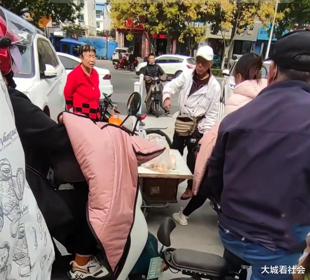 强买强卖?山东一女子要买15元的打糕,老人切完称重54元:必须买