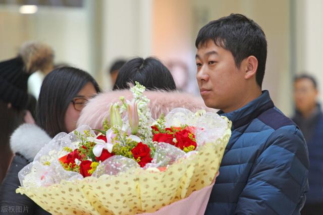 “妈,我同意对象给彩礼6万6”“他必须拿15万,不然婚事别提”