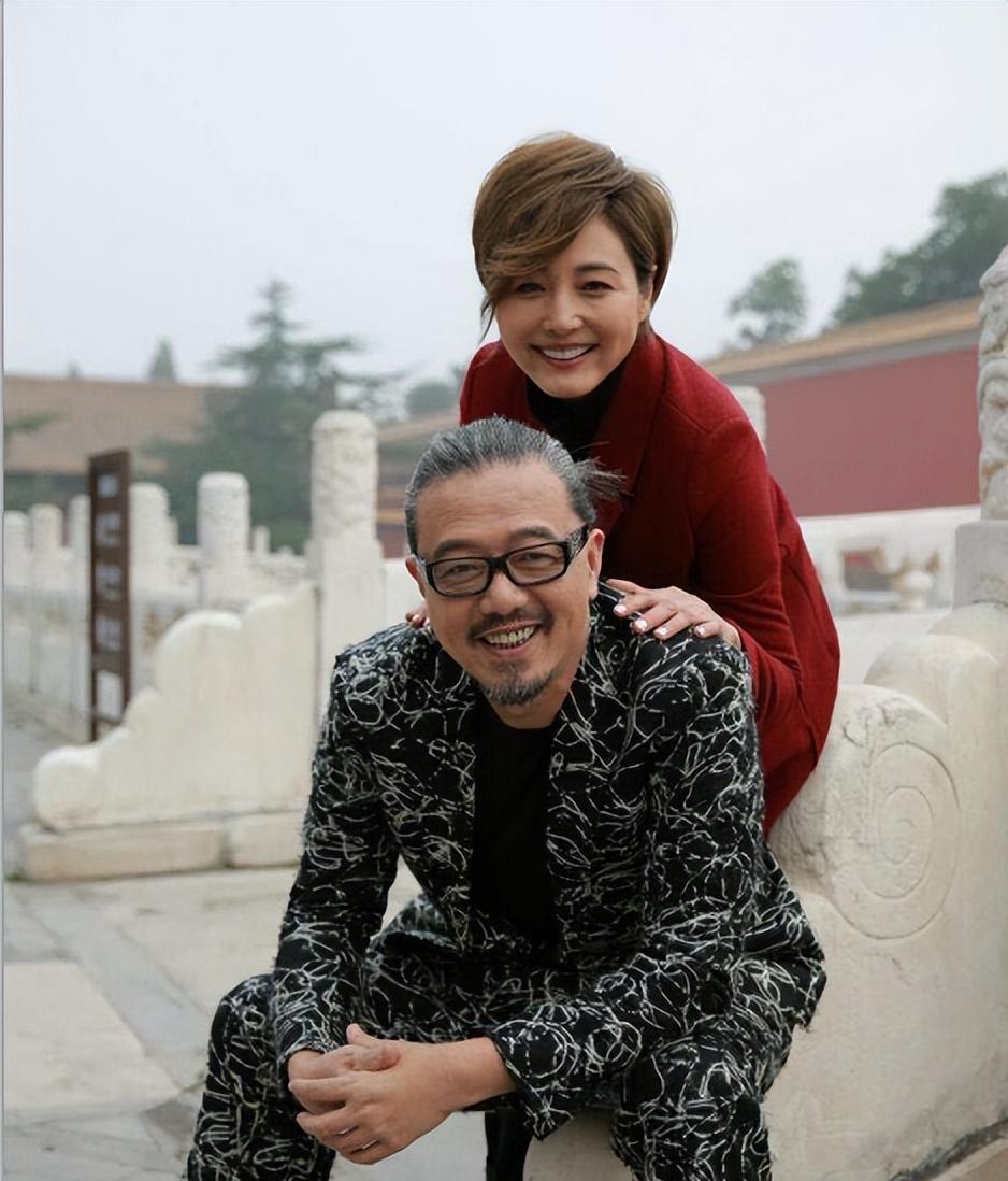 张延|男人婆张延晒全家福!老公白发扎起来潮,17岁女儿留短发像男孩子