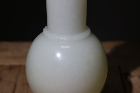 |舊藏和田玉“圆式绳纹贯耳瓶”