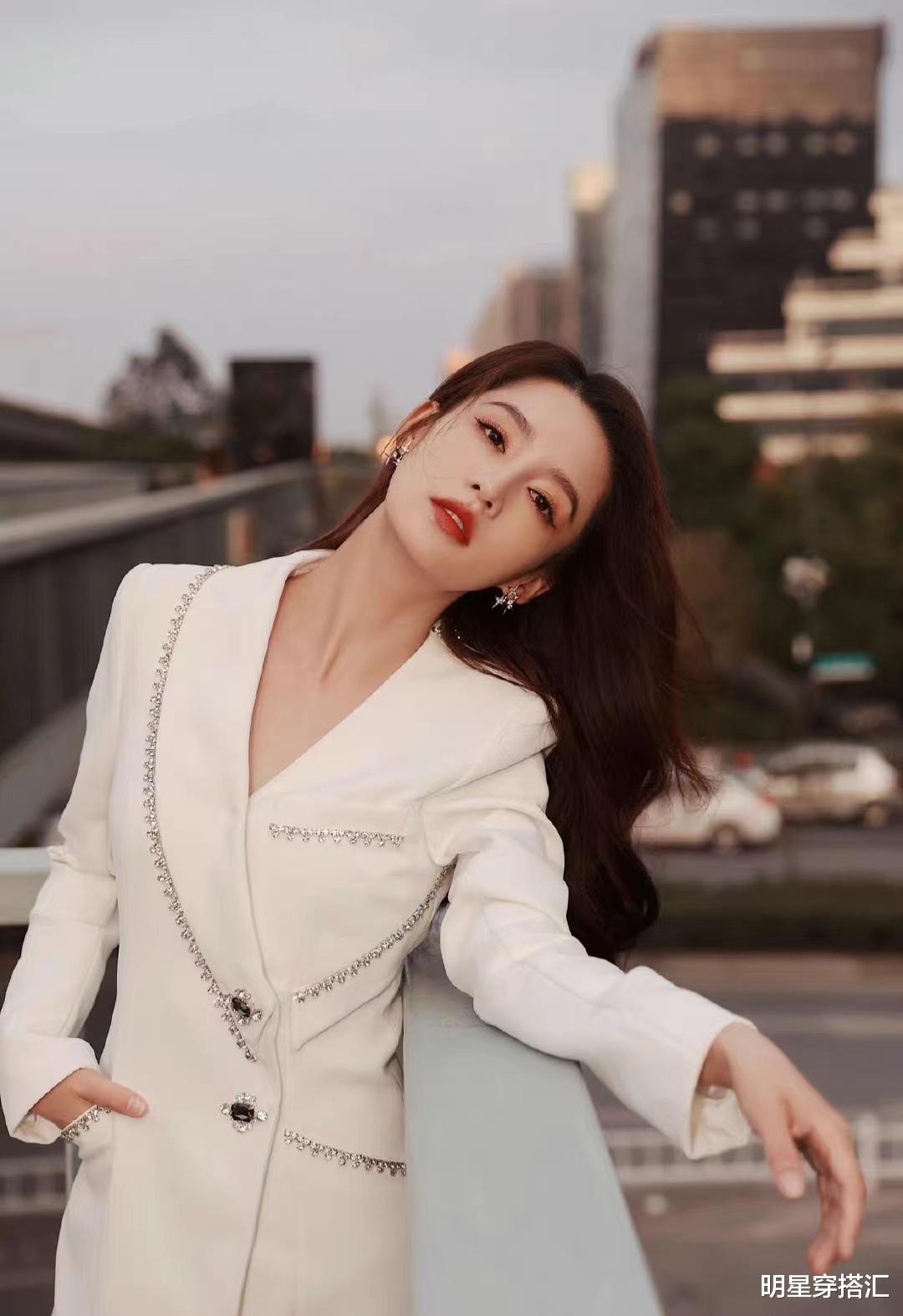 李沁|李沁穿白色西装裙玩下衣失踪,性感时尚又高级