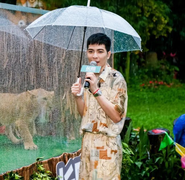 萧敬腾|萧敬腾成都吃火锅，打扮低调引众人围观，成都再次下雨引热议