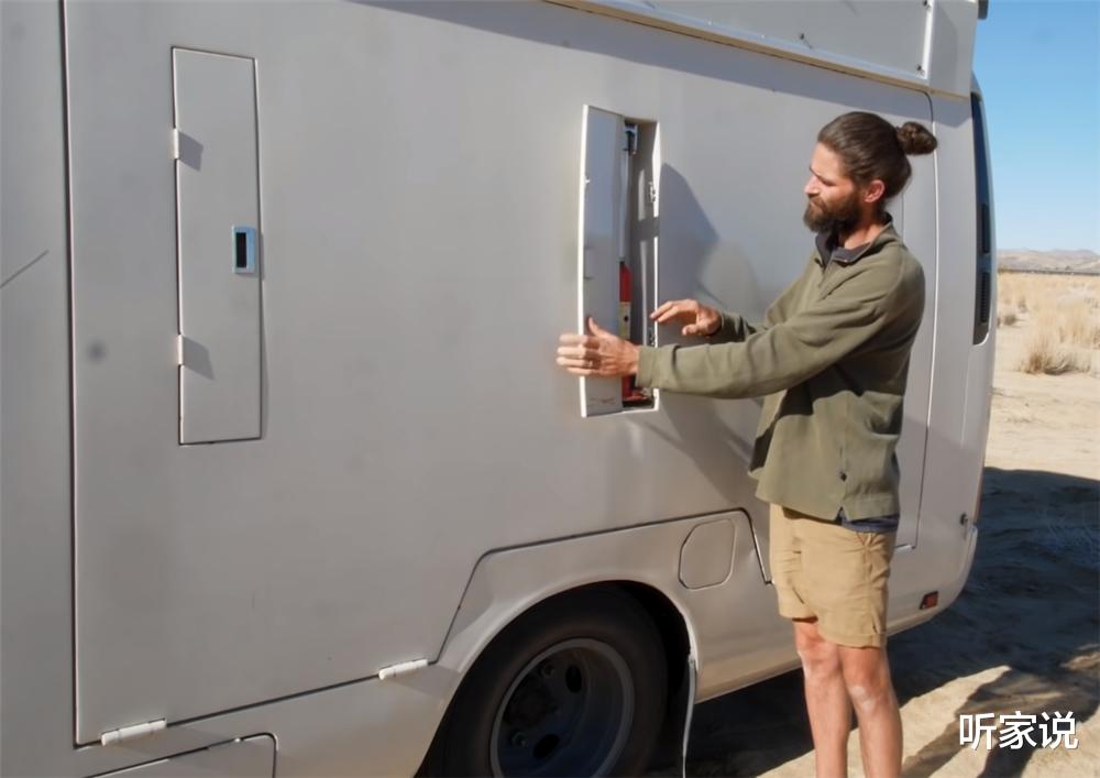 1家4口低价买下1994年旧车,把小巴车变成9㎡蜗居,开始流浪生活