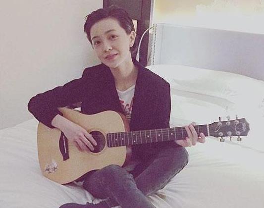 走进郭采洁现实的豪宅，进门杂物堆积如山，平时很少收拾吧