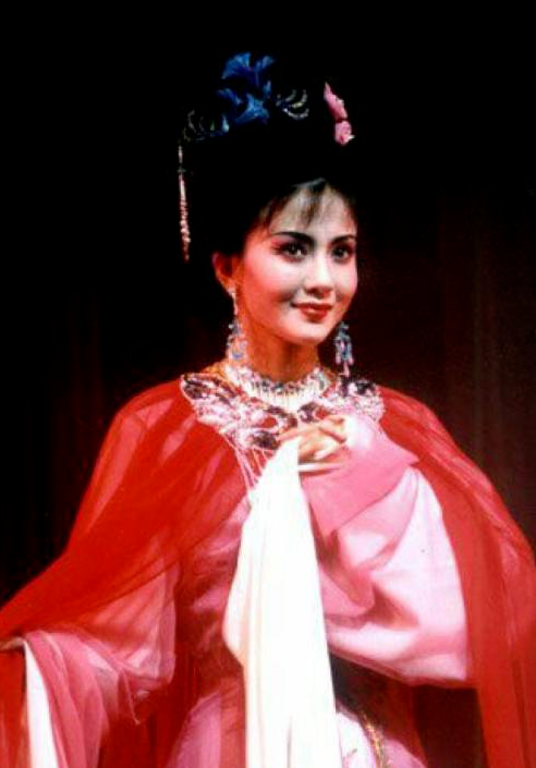 她是国家一级演员，典型的江南美人，却为前夫守寡10年