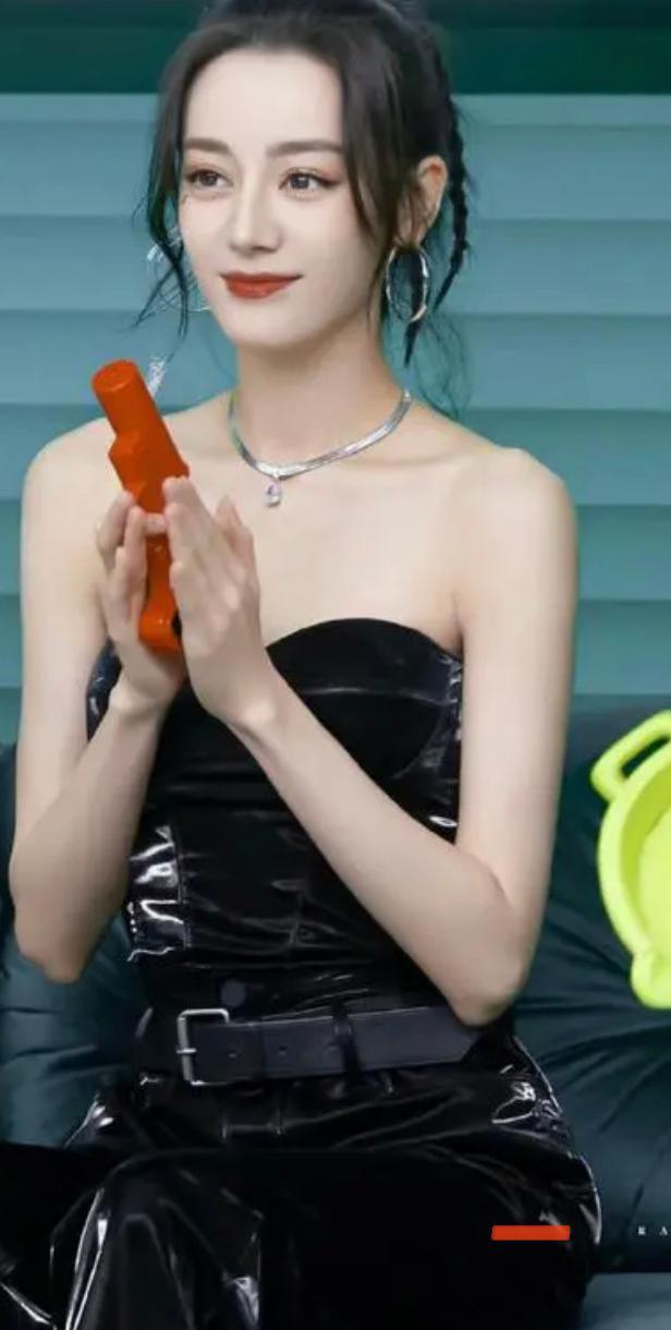 迪丽热巴|迪丽热巴淡妆照曝光,浓颜的她还合适浓妆,素颜时期的她非常害羞