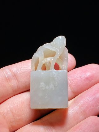 和田玉籽料|清 和田玉籽料白玉 荷叶钮 印章 荷塘清趣 君子之风