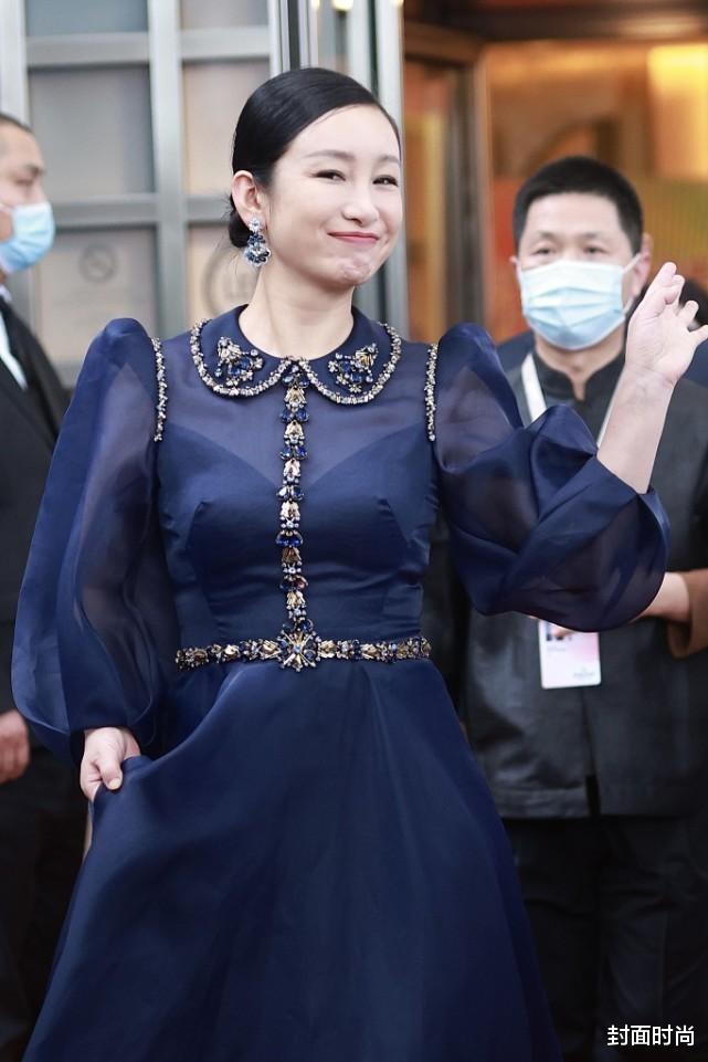 泡泡袖|中年的秦海璐还热衷泡泡袖,长纱裙透亮时尚,有点显胖但气势挺足