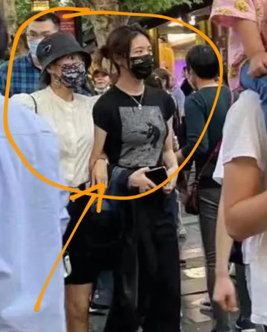 章子怡|章子怡跟奶茶店店员合影，皮肤黄没素人白，但戴口罩还这么漂亮