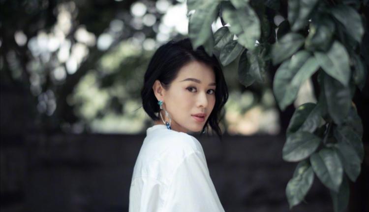胡杏儿|胡杏儿疑怀四胎？与老公出游身形臃肿，干练短发戴发箍像孕妇