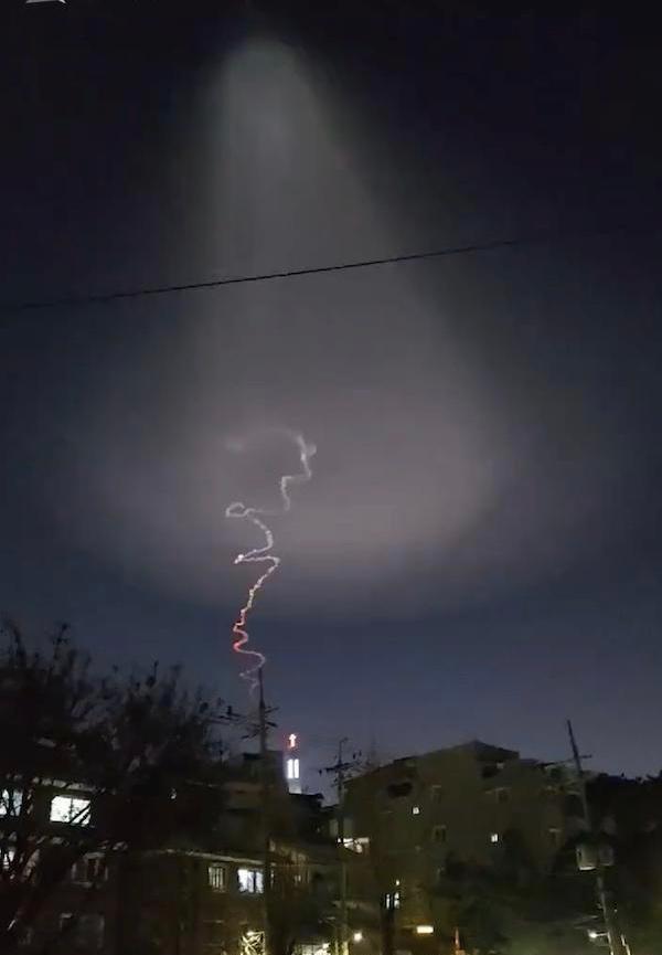 中日韩多地现不明飞行物,形如外星飞船降临地球,到底是什么?
