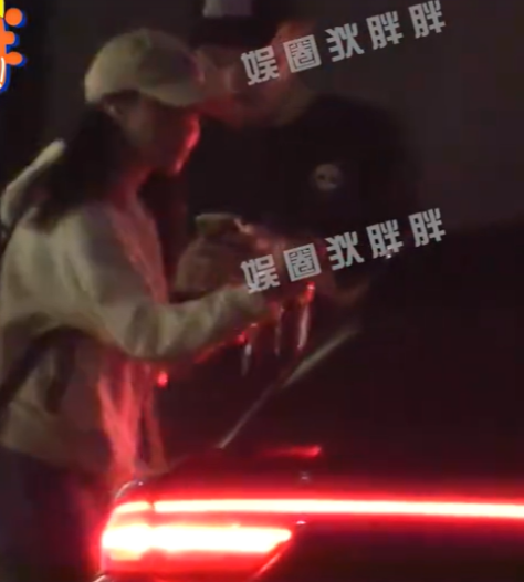 张艺谋|72岁张艺谋亲自开车上下班,员工队列欢迎,女助理颜值不输女明星