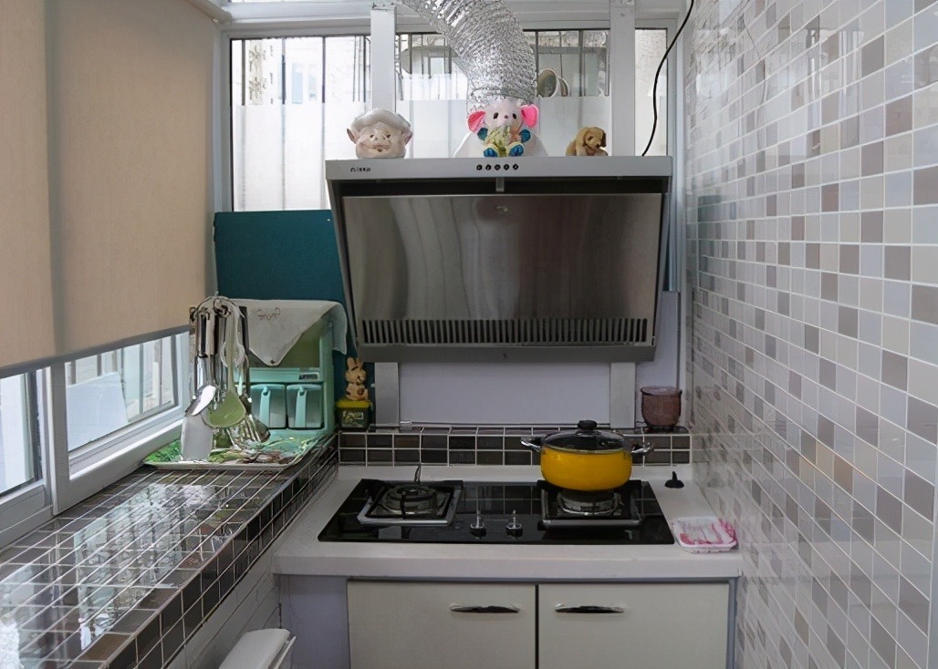 老公坚持把阳台改成厨房,邻居看完吓惨了,叫物业让我们赶紧拆掉