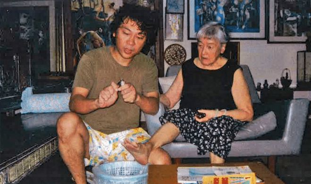 32岁男导游与79岁富婆同居,竟携妻儿用4年时间霸占了富婆2亿资产