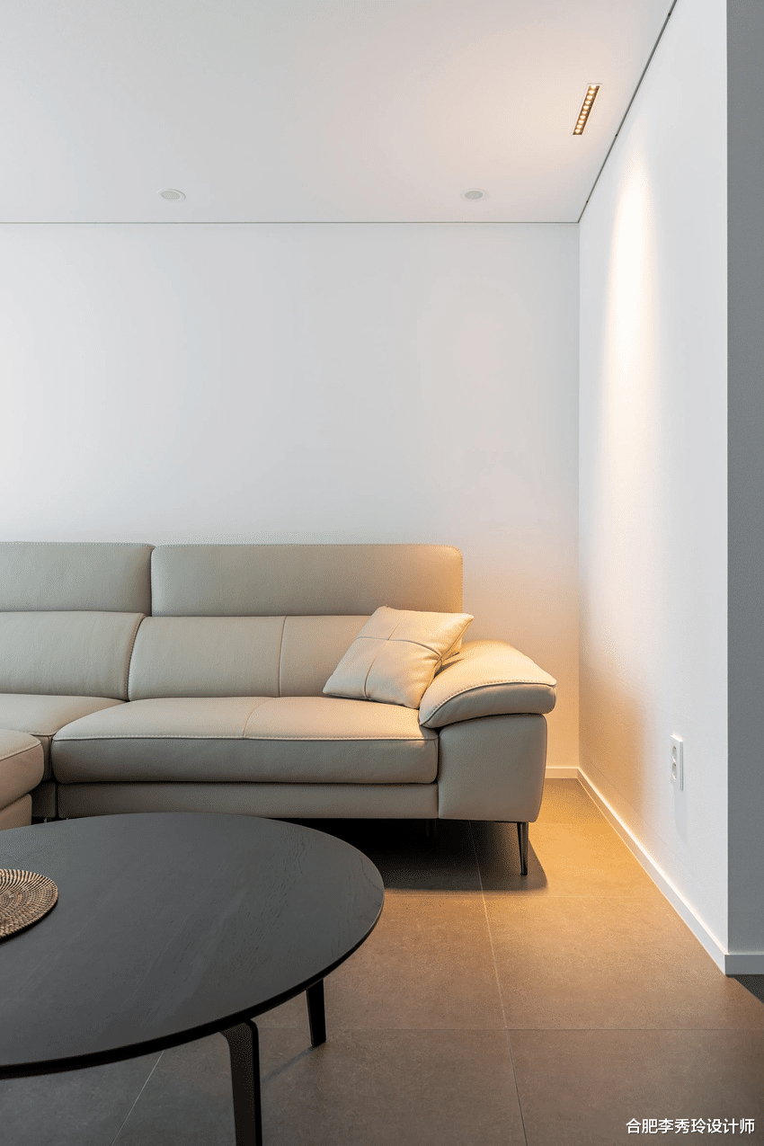 108㎡二手房，业主简单翻新，“白墙灰地”，清爽大方谁不喜欢？