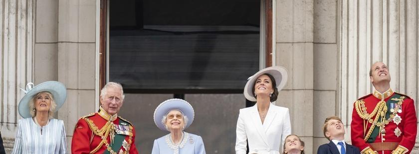 凯特王妃|威廉王子与凯特王妃结婚11年生三娃!英女王庆典经典对比照很感人