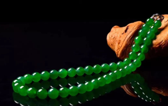 翡翠|为什么翡翠以绿为贵？