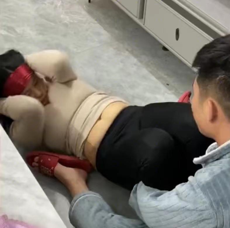运动 女子饭后做仰卧起坐一直起不来,急眼了来一招河东狮吼,老公乐了
