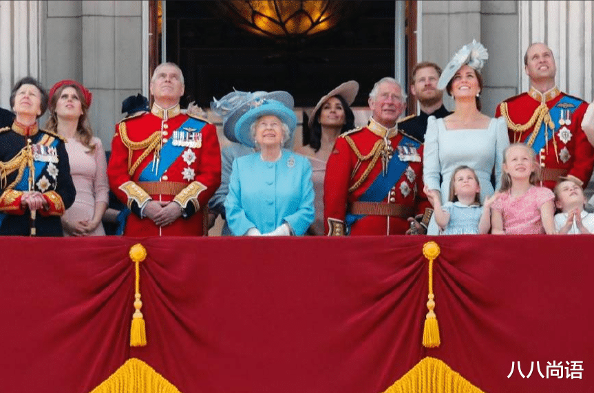 公爵夫人|梅根回到婆家，一身贵夫人打扮与晚辈有说有笑，阳台上却没她位置