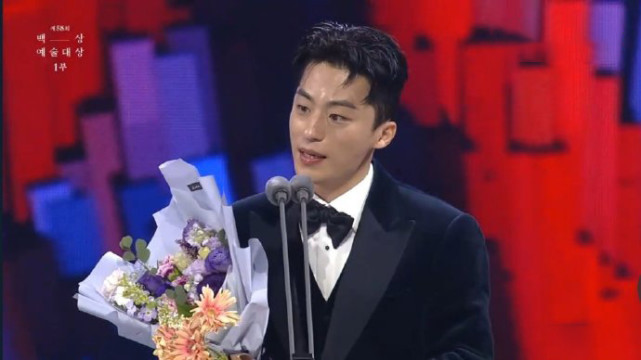|百想红毯及获奖名单:金泰梨夺视后,李俊昊击败李政宰夺视帝含泪发言