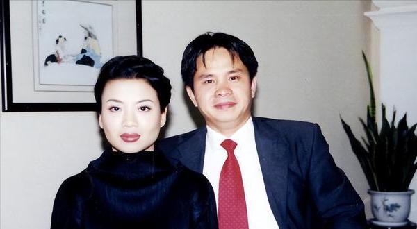 张也|张也:和张行恋爱8年未果,与大8岁吕继宏相伴多年,54岁仍未婚