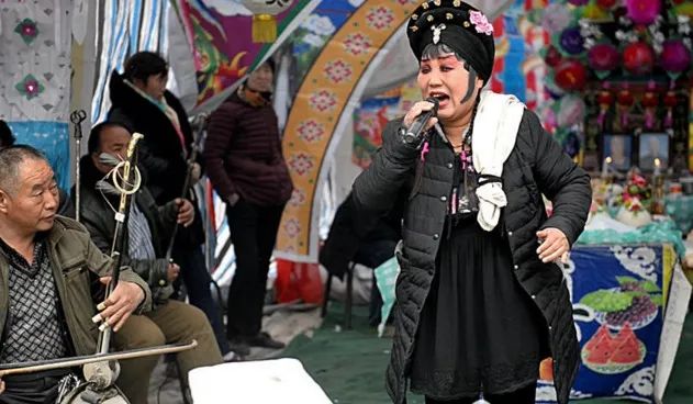 |职业哭丧人有多“捞金”!一年哭320场,月入2万,却被骂没良心,诅咒亲人