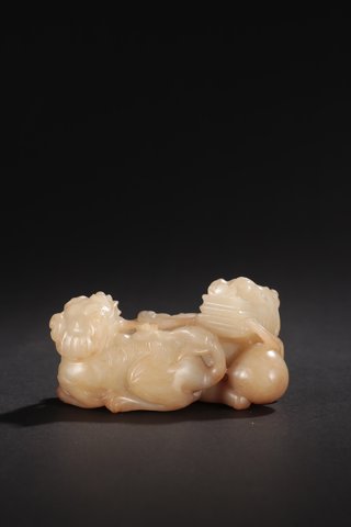 和田玉籽料|清代-和田玉籽料双兽戏球雕件