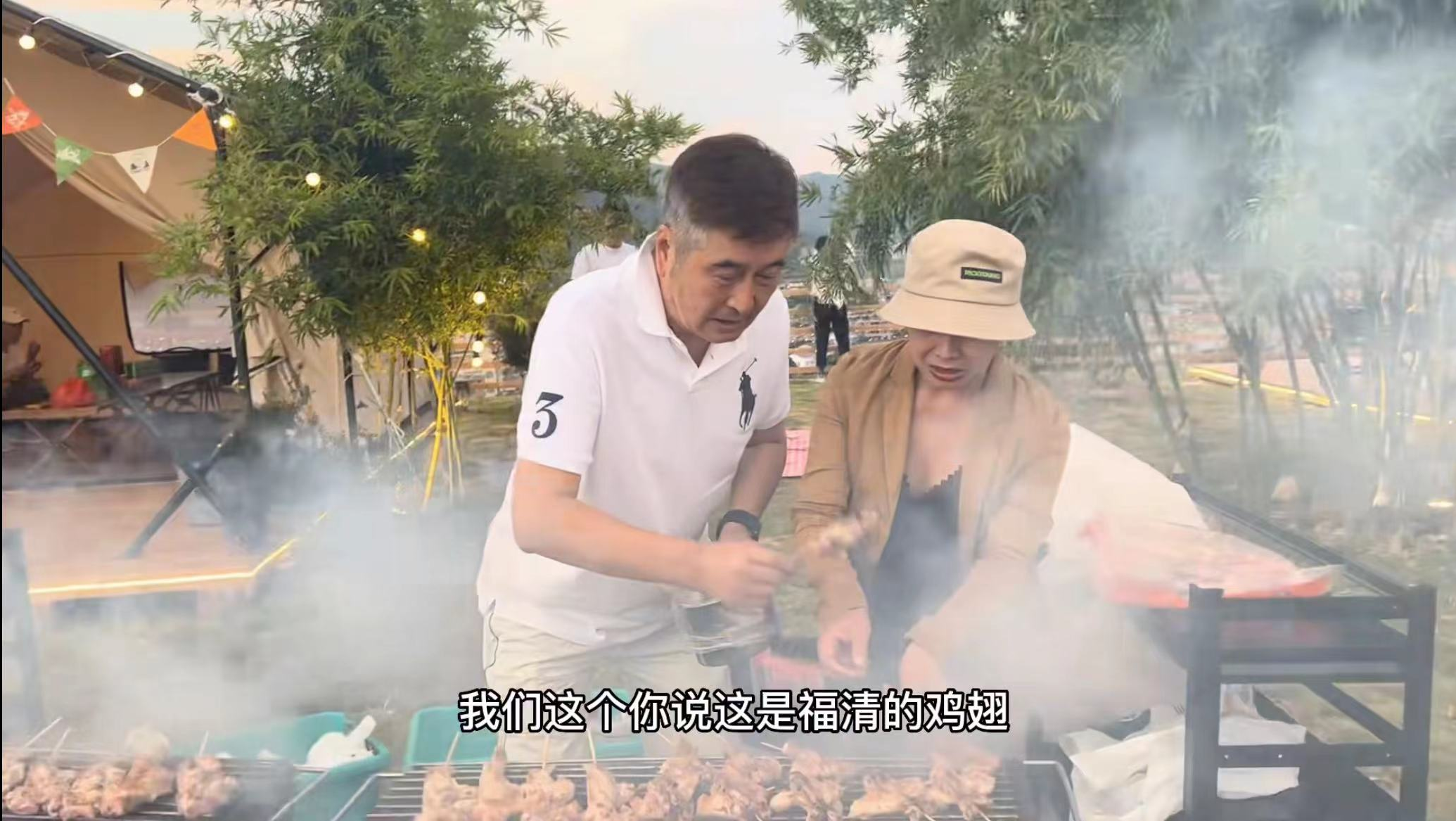 林威|?67岁知名港星在福建摆摊卖烤串,满是油烟忙前忙后,接地气获围观