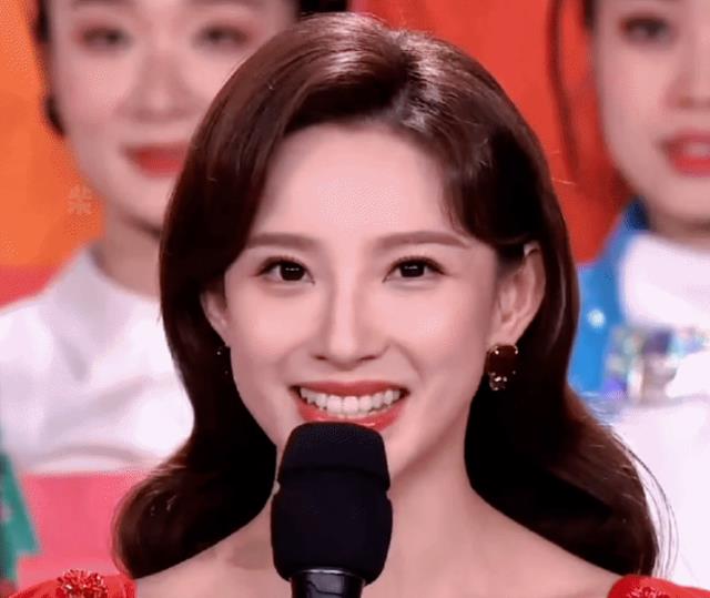 马凡舒|从天下足球首位美女主持，到主持春晚，28岁马凡舒太漂亮上热搜