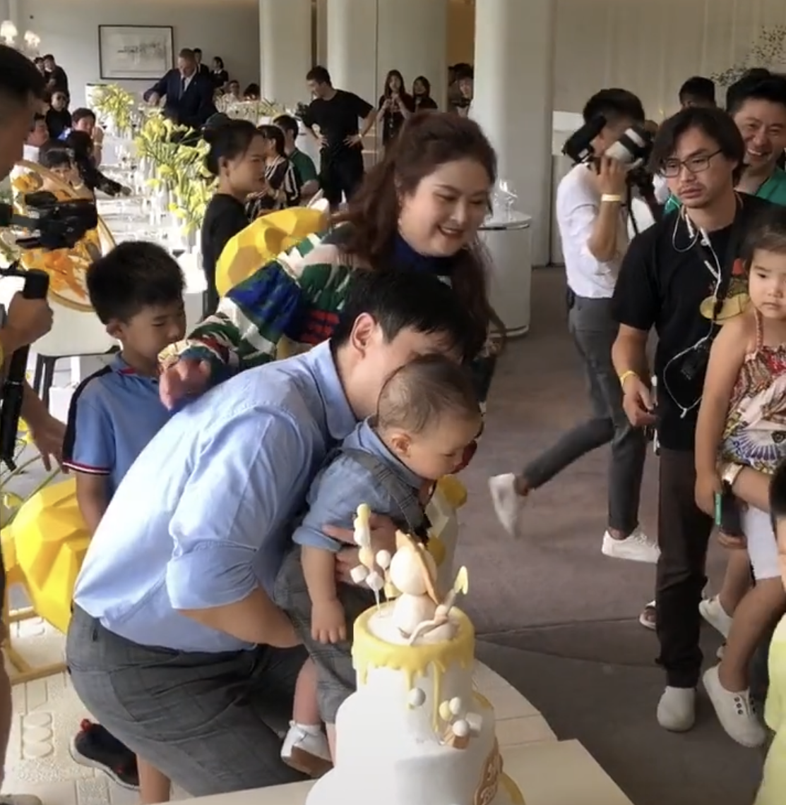 沈腾|沈腾带老婆参加婚礼,夫妻穿情侣装秀恩爱,以行动反击婚变传言