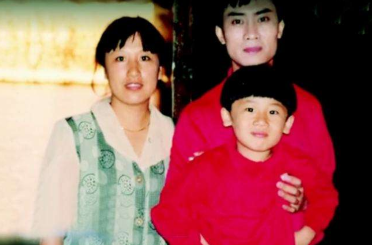 娱乐圈|军旅歌手江涛:穷小子娶富家女,爆红后不忘初心,将妻子宠成宝