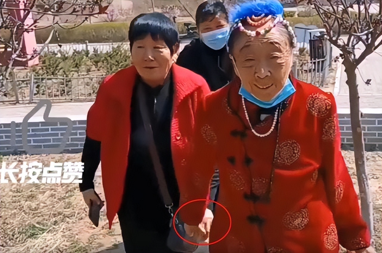 李玉成|85岁马玉琴迎接70多岁婆婆,牵手逛街场面和谐,网友:丢人现眼