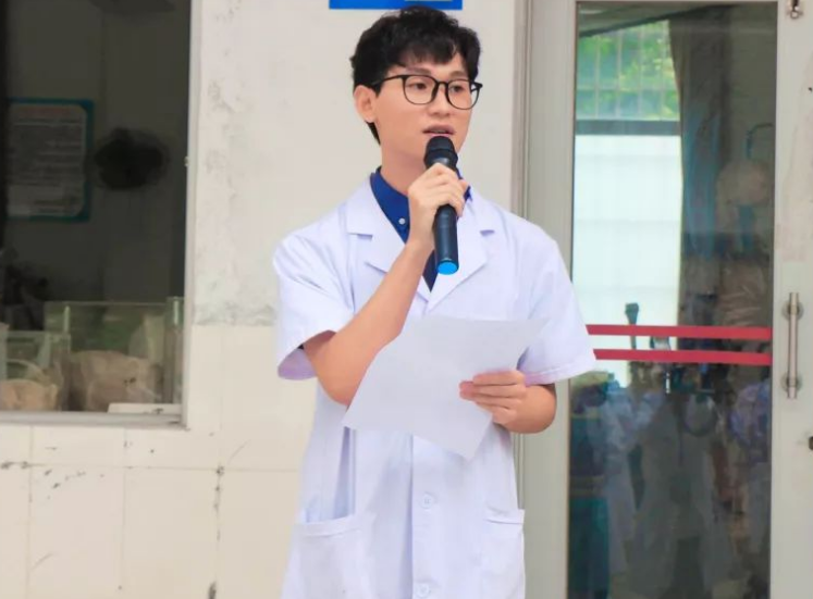 罗汉果|医学生拍“大体老师”隐私照,还发到群里调侃,聊天记录让人气愤