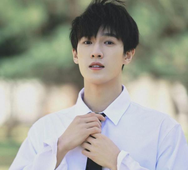 赵露思|赵露思疑恋情曝光，被扒出偷穿情侣鞋，男方曾出演《星汉灿烂》