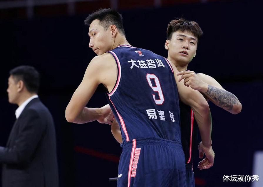 周鹏|周鹏重摔受伤！杜锋怒了，直接冲进场内，可谁注意阿联，大哥急了