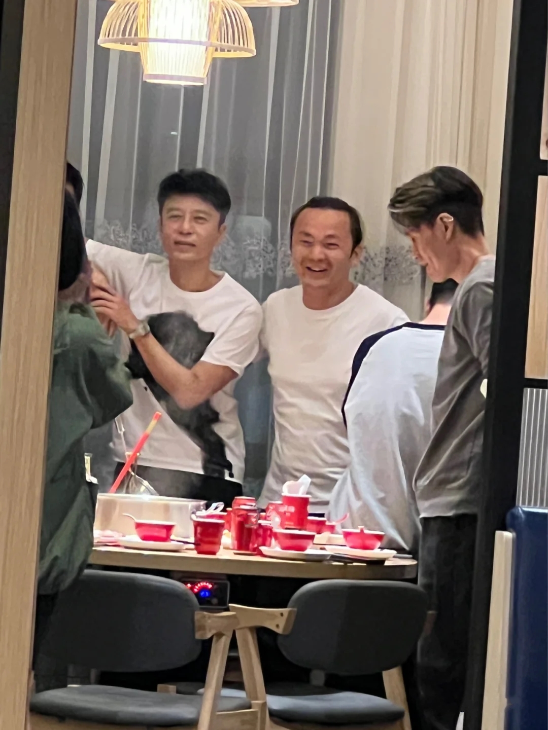 李克勤和好声音学员聚餐,54岁状态像小伙,与学员蝶长同框似兄弟