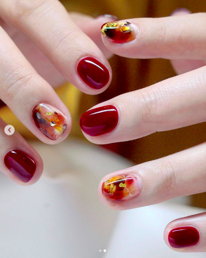 玫瑰 干燥玫瑰花、咖啡拉花、六角雪花!最新冬日美甲让你舍不得戴手套