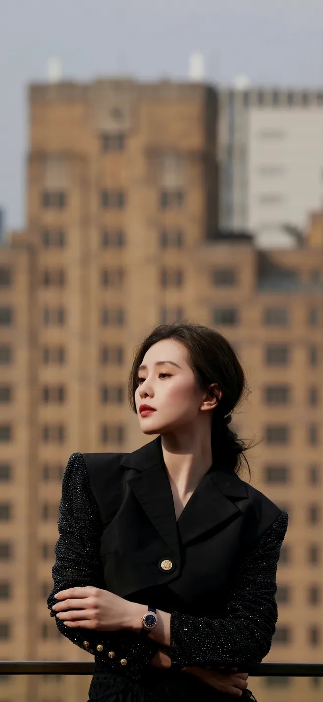 刘诗诗|刘诗诗一身黑色小西装套裙配上精致的颜值,真的百看不厌。