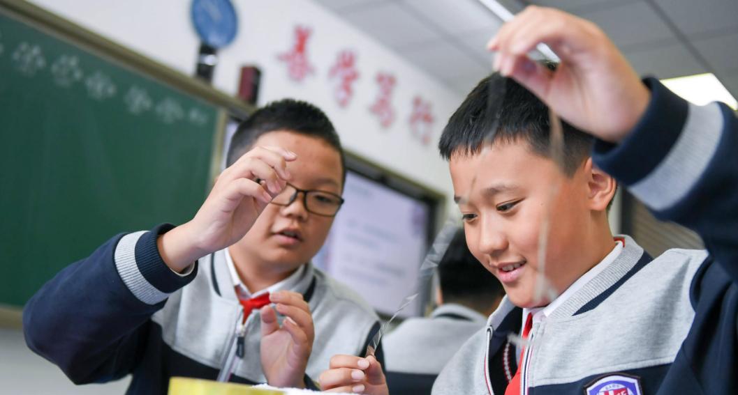 广西一名老师殴打小学生,不仅“扭断”其手臂,还用脚踹其身体!
