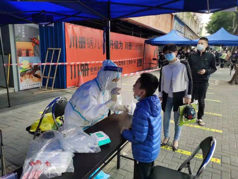 早8点到晚8点，医护人员是最美的风景线！