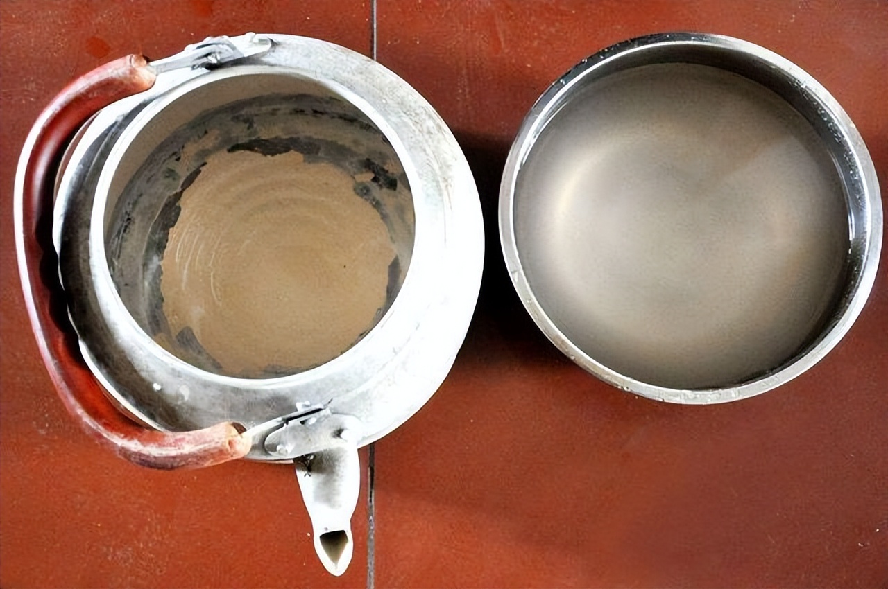 茶杯“太深”没法洗?老保姆教你1个小妙招,污垢自己掉下来