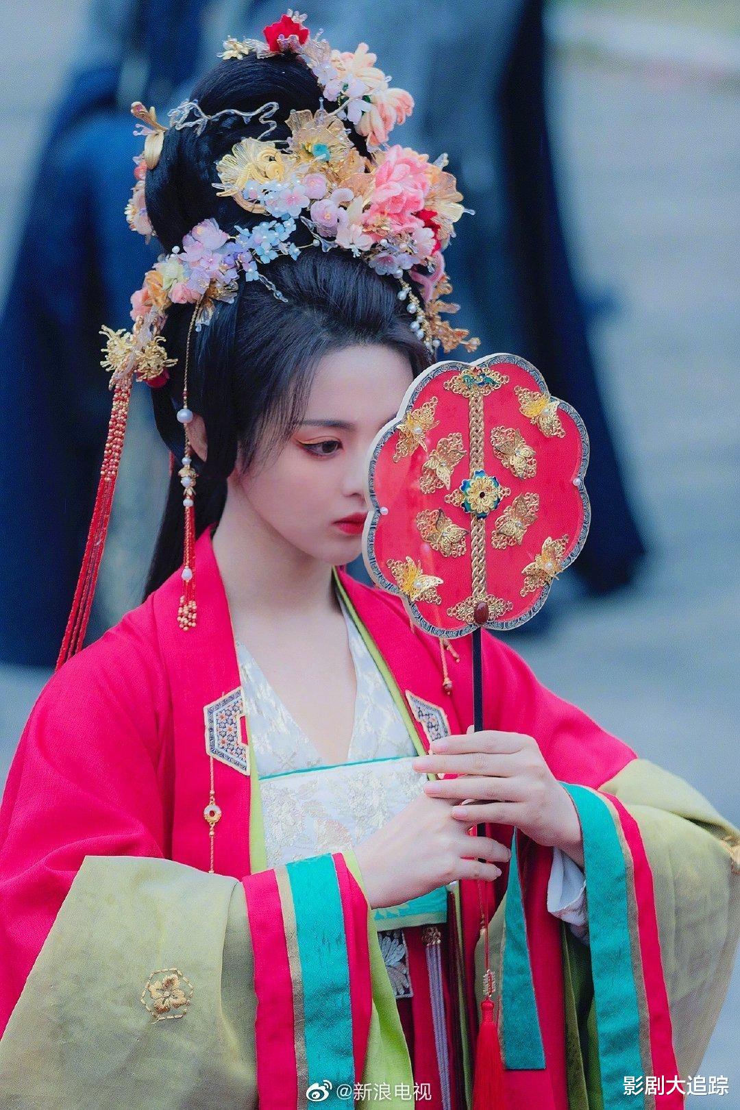 杨超越|杨超越新剧《七时吉祥》路透曝光，大红嫁衣配古早发型，男主扛不住啊！