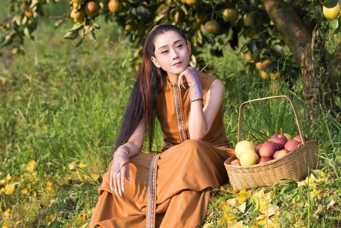 杨丽萍|63岁杨丽萍街头遭围观！脚踩厚底鞋打扮夸张，神秘异性全程陪伴