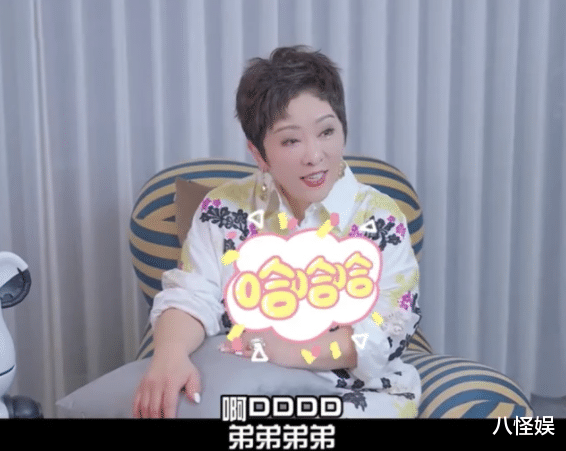 向太|向太向华强牵手爬山好恩爱，赏风景不忘与孙子孙女视频，满脸幸福