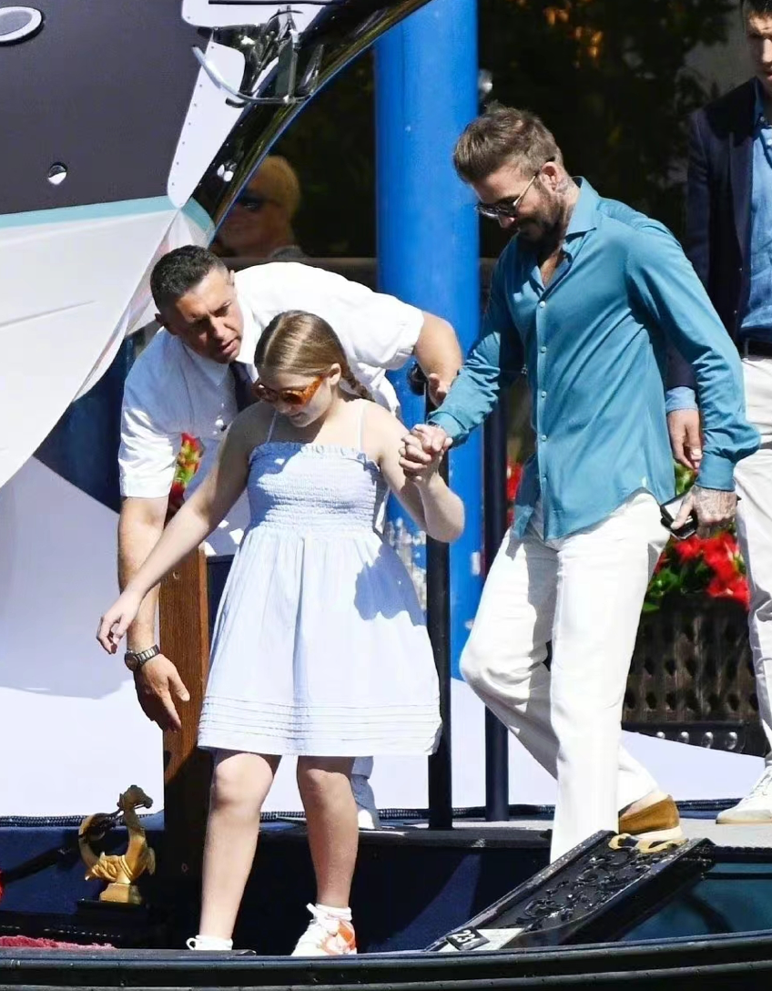 哈珀·贝克汉姆|贝克汉姆女儿身形太圆润！四肢粗壮白白胖胖，被帅气老爸亲吻一脸淡定