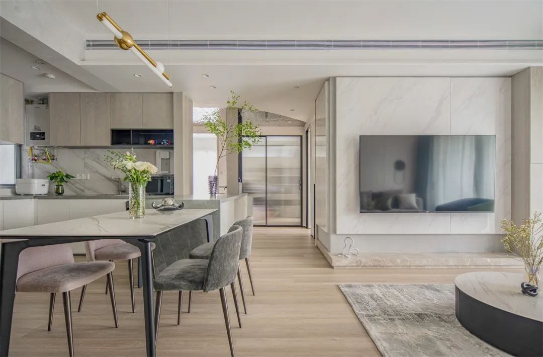 森系自然感：无主灯+白灰木色、这个三口之家收纳力满级了！