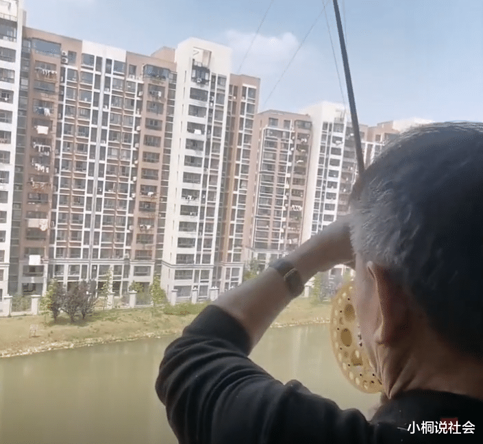 |上海一大爷被封控1个月，在自家阳台钓江中8斤大鱼：江景房买值了