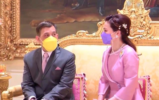 李易峰|42岁苏提达重回颜值巅峰！“桃花妆”美若天仙，泰王直勾勾盯着她