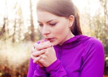 结肠镜|经常手脚冰凉的人,可能体内缺乏“这种元素”,中医给你支个招